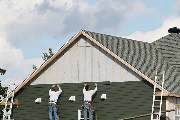 Professional Siding Contractor technician working in Carol Stream, IL